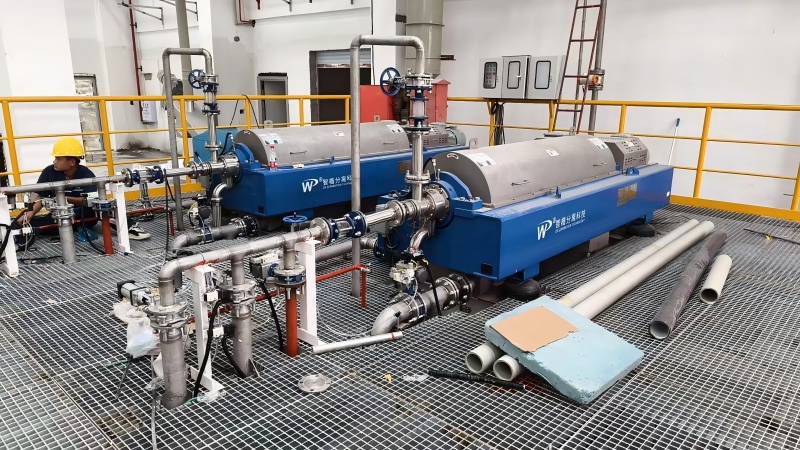 Three-phase decanter centrifuge operating in food waste oil recovery process