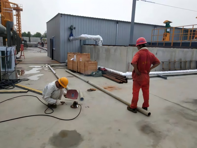 On-site installation of skid-mounted dewatering system