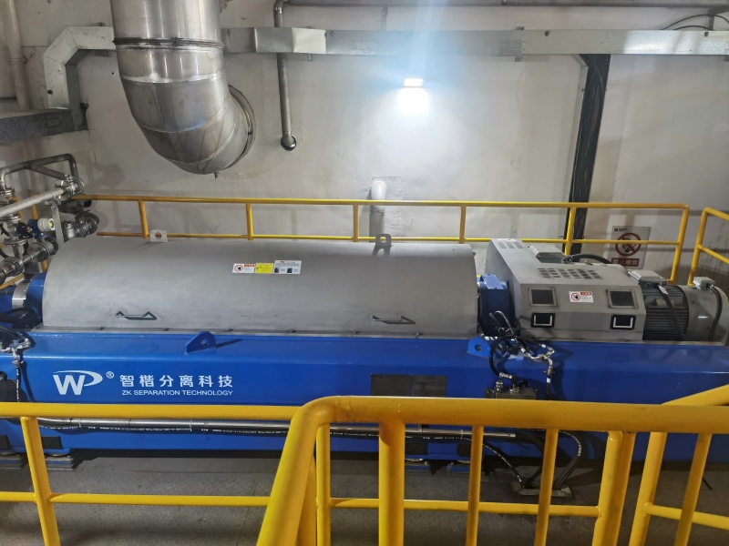 Three-phase decanter centrifuge operating in food waste oil recovery process
