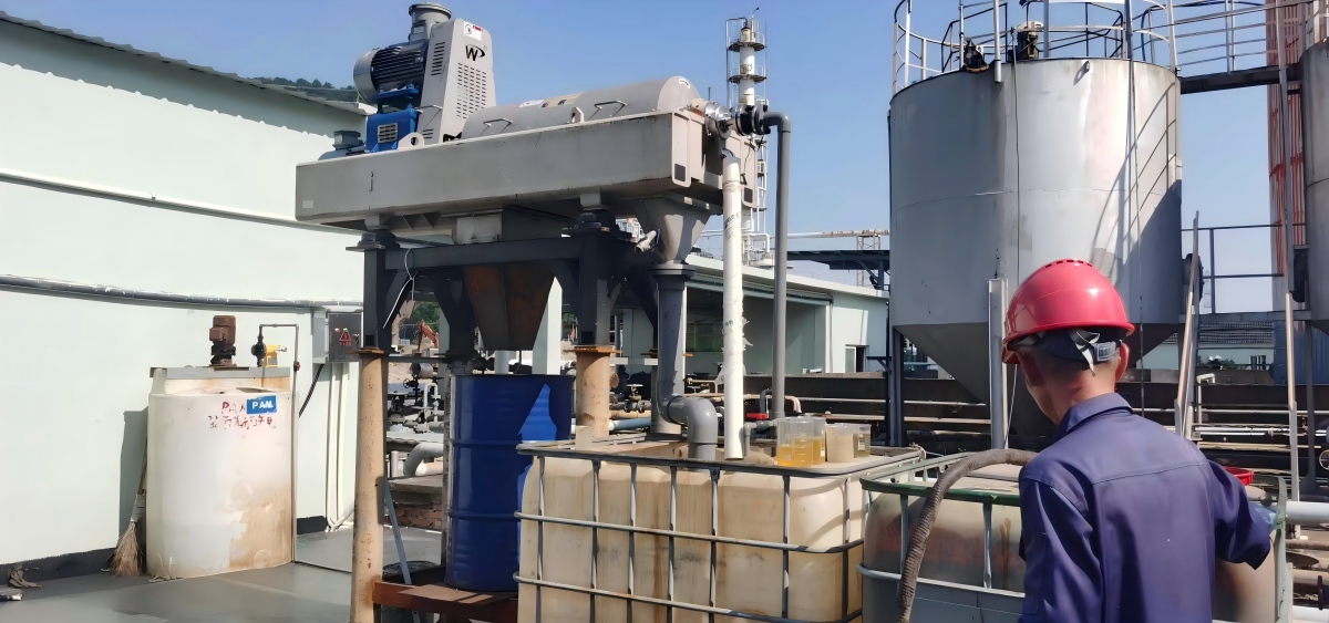 Three-phase decanter arrangement for tank-bottom oil sludge treatment project